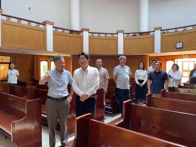 �Ϻ������ھ��쵼�߷û�����ѧԺ